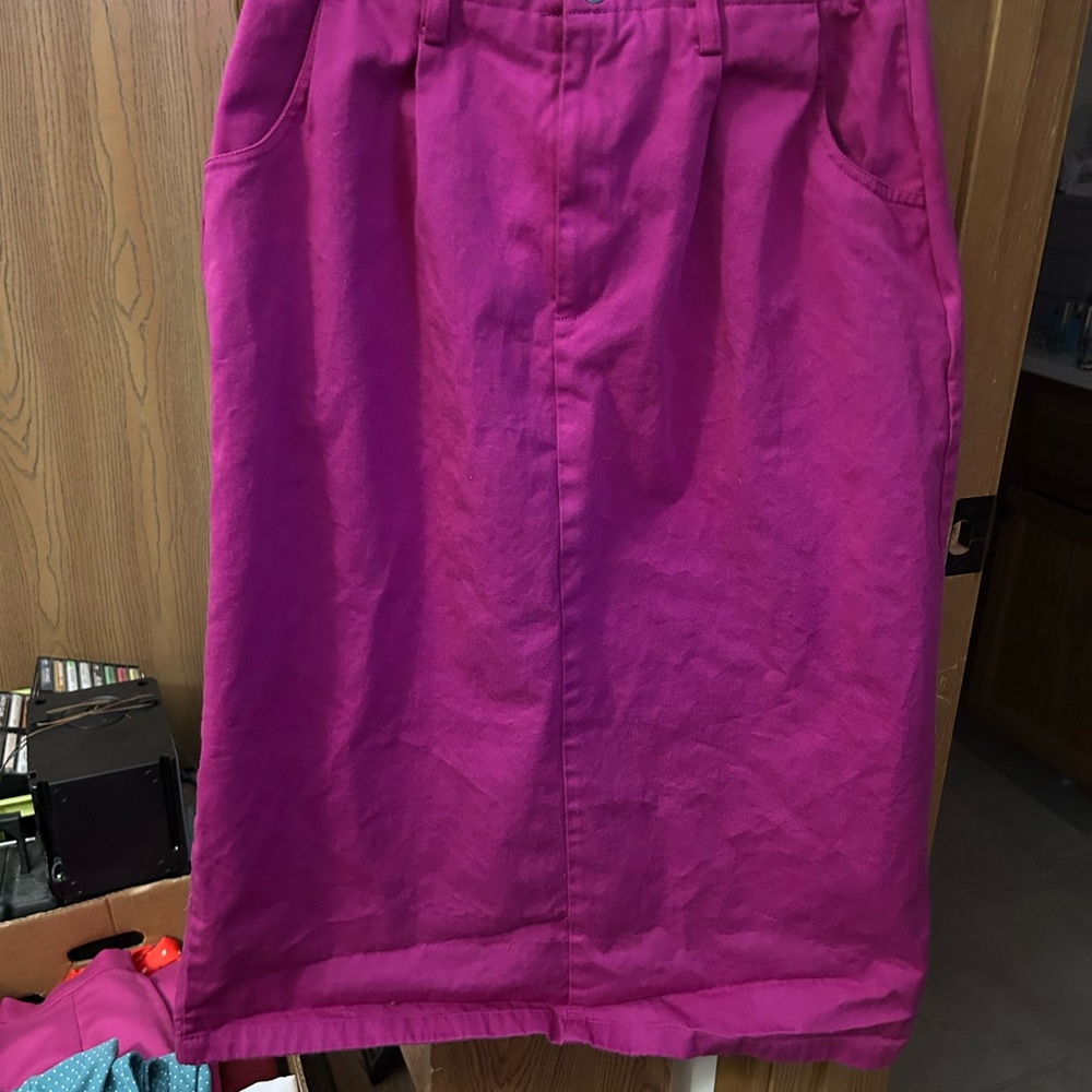 Women’s vintage skirt. Beautiful color. Never worn.